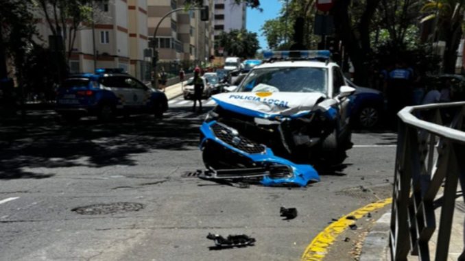 Лобовое столкновение в столице Тенерифе: одна из машин - местной полиции Лобовое столкновение в столице Тенерифе: одна из машин - местной полиции