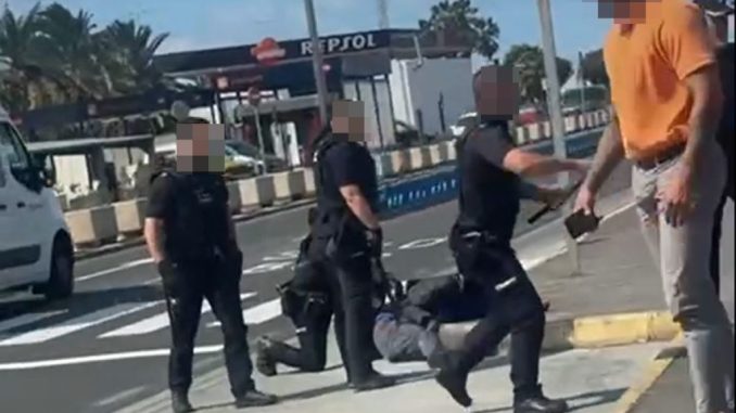 Полиция застрелила вооруженного мужчину в канарском аэропорту Полиция застрелила вооруженного мужчину в канарском аэропорту