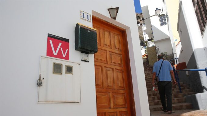 Сколько на Канарах официального жилья для временной аренды для туристов?