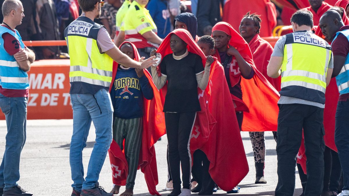 Мадрид хочет оставлять нелегальных мигрантов на Канарах