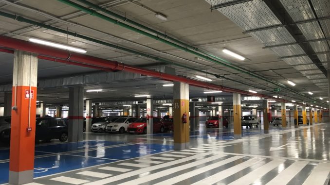 Из-за пожара были эвакуированы посетители торгового центра Siam Mall Из-за пожара были эвакуированы посетители торгового центра Siam Mall