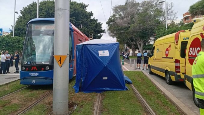 Молодая 22-летняя женщина погибла под трамваем в столице Тенерифе