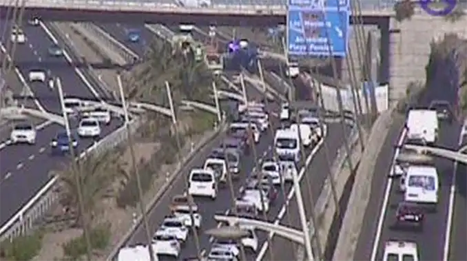 Сегодня молодая женщина упала с моста на шоссе TF-1 на острове Тенерифе Сегодня молодая женщина упала с моста на шоссе TF-1 на острове Тенерифе