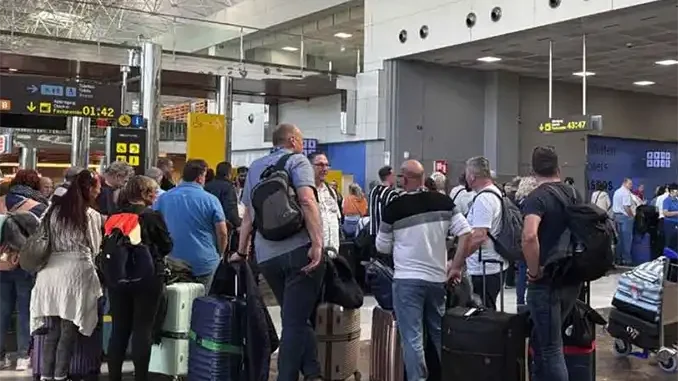 Контроль паспортов в южном аэропорту Тенерифе - аппараты подводят